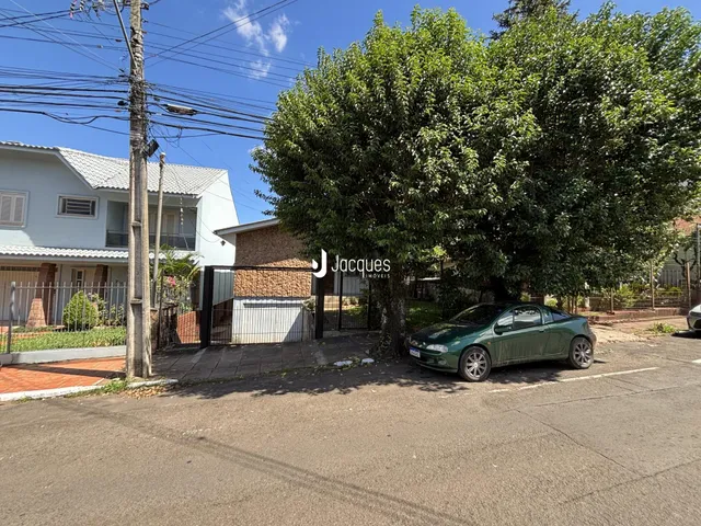 Vista externa de uma residência em Lajeado, Brasil, com cerca e vegetação.