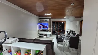 Sala de estar com decoração de madeira e mesa de jantar.