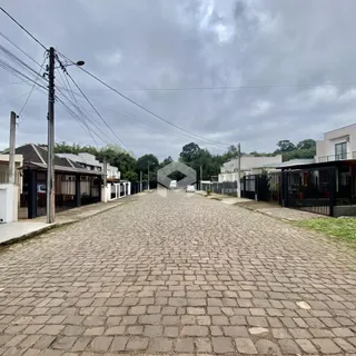 Vista da rua pavimentada em uma área residencial de Lajeado.