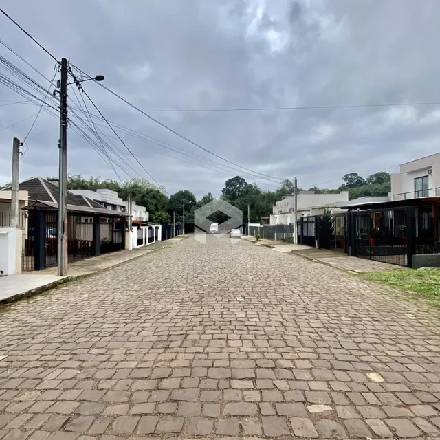Vista da rua pavimentada em uma área residencial de Lajeado.