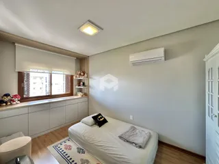 Quarto com janela e armário em madeira.