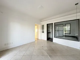 Ambiente interno com paredes brancas e piso de cerâmica.