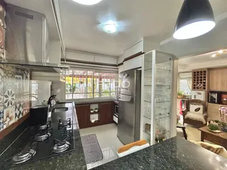 Foto de uma cozinha moderna com armários e eletrodomésticos em Lajeado.