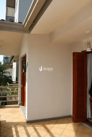 Parede interna com porta de madeira em um imóvel.