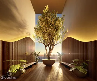 Ambiente interno com piso de madeira e vista para a natureza em Lajeado.