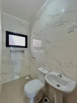Foto de um banheiro moderno com revestimento em mármore branco.