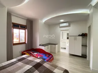 Quarto interno com janela e cortinas em um imóvel no Brasil.