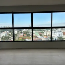 Vista da paisagem urbana de Lajeado vista através de uma grande janela.