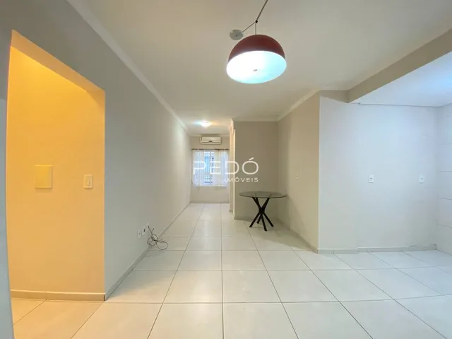 Hall de entrada com piso de cerâmica e paredes brancas.