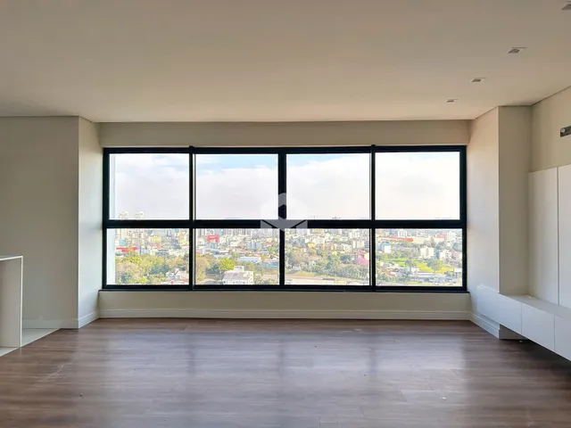 Sala com grande janela oferecendo vista da cidade.