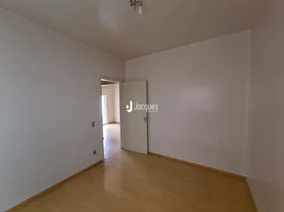 Hall de entrada com piso de madeira clara.