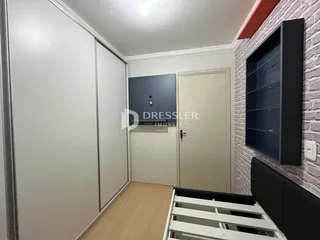 Quarto com armários e parede de tijolos na Lajeado, Brasil.
