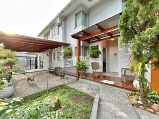 Fachada de uma casa em Lajeado, Brasil com área externa e jardim.