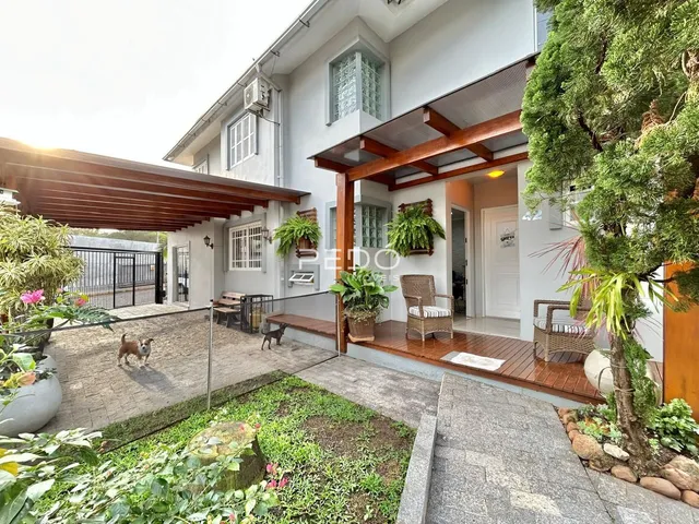Fachada de uma casa em Lajeado, Brasil com área externa e jardim.