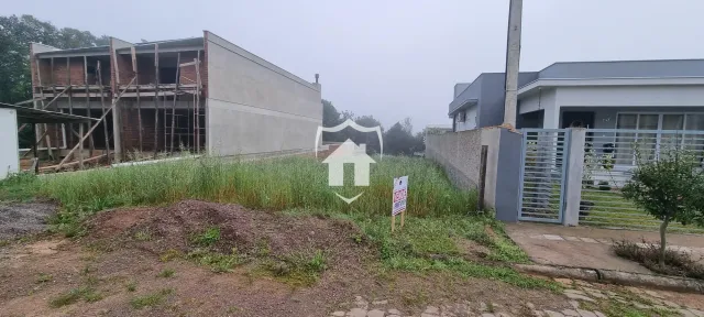 Fachada de uma construção residencial em Lajeado, Brasil, com vegetação no primeiro plano.