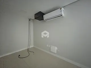 Vista interna de uma sala com ar condicionado instalado.