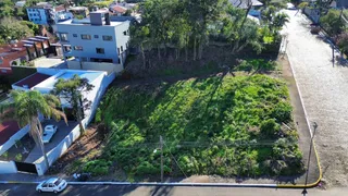 Vista externa de um lote de terreno com vegetação densa em Lajeado, Brasil.