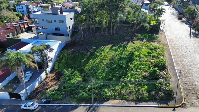 Vista externa de um lote de terreno com vegetação densa em Lajeado, Brasil.