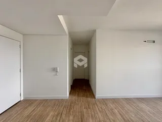Hall de entrada com piso de madeira no interior da residência.