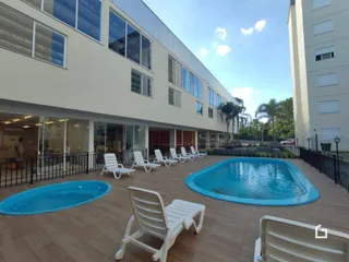 Área externa com piscina e espreguiçadeiras em Lajeado.