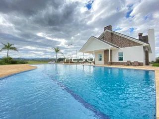 Fachada de uma casa com piscina em Lajeado, Brasil.