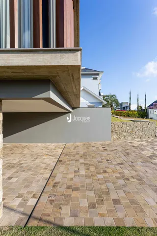 A fachada de uma residência em Lajeado, Brasil, com área externa pavimentada.
