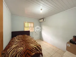 Quarto com cama e janela em um imóvel no Brasil.