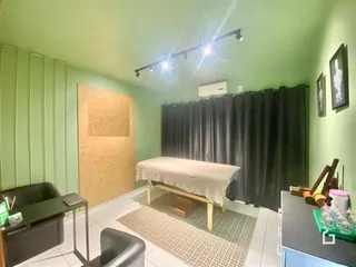 Quarto com paredes verdes e cortinas escuras em um imóvel no Brasil.