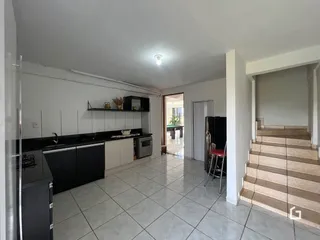Imagem de uma cozinha e área comum em um imóvel em Lajeado, Brasil.