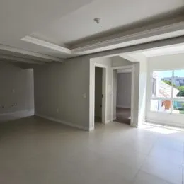 Foto de um ambiente interno com paredes brancas e teto de sancas.