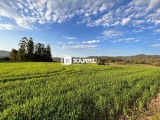 Vista aérea de um campo verde em Lajeado, Brasil.
