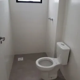 Foto de um vaso sanitário branco em um banheiro.