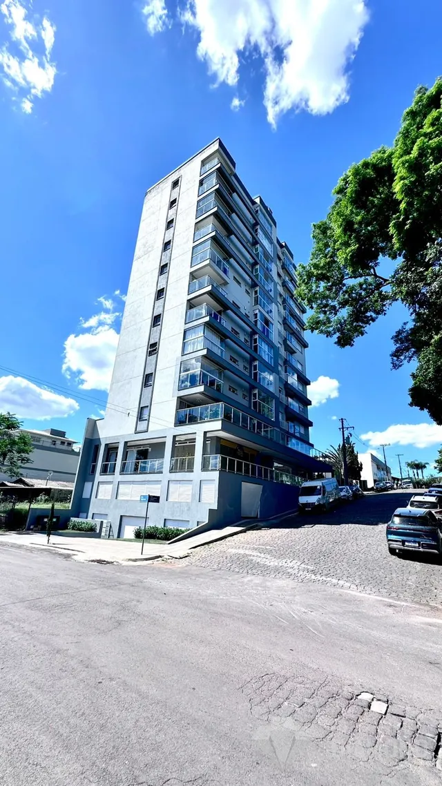 Fachada de um prédio residencial em Lajeado, Brasil, sob um céu azul.