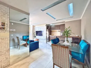 Sala de estar com piso claro e móveis de destaque.