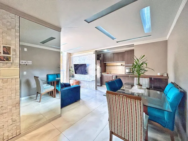 Sala de estar com piso claro e móveis de destaque.