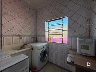 Interior de um cômodo com revestimento cerâmico e janela.