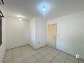 Ambiente interno com piso de cerâmica e paredes brancas.