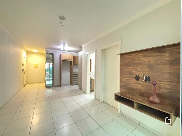 Hall de entrada com piso de cerâmica branco.