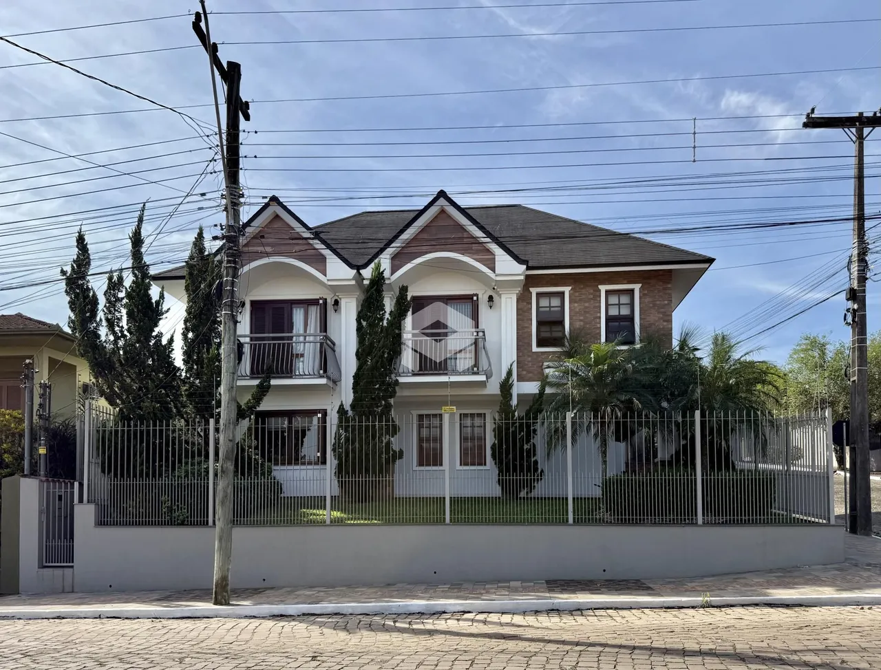 Fachada de uma residência em Lajeado, Brasil com cerca de ferro.