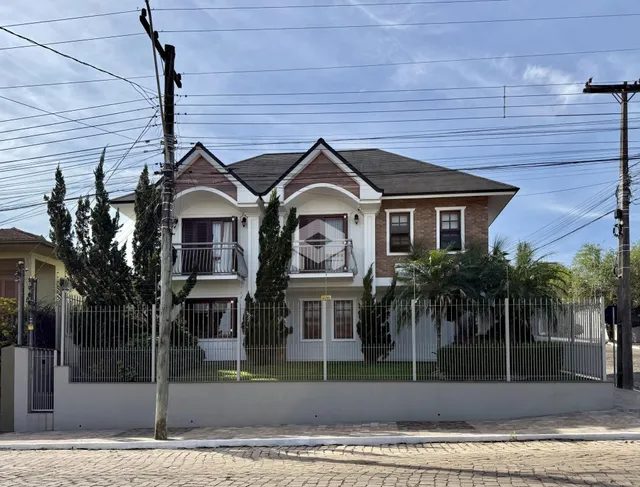 Fachada de uma residência em Lajeado, Brasil com cerca de ferro.
