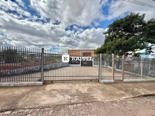 Foto da entrada de um condomínio com portão de metal.