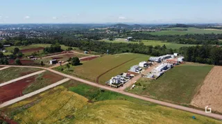 Vista aérea de uma área de campos e terrenos rurais na região de Lajeado.