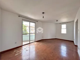 Foto de uma sala ampla com piso de madeira no imóvel em Lajeado.
