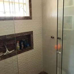 Vista de uma janela em um ambiente interno com divisória de vidro.