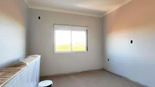 Quarto com janela em ambiente em construção.