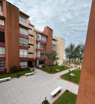 Vista externa de um pátio pavimentado em frente a um edifício residencial em Lajeado.