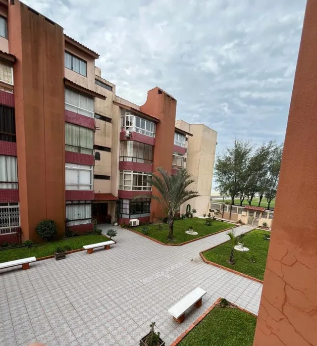 Vista externa de um pátio pavimentado em frente a um edifício residencial em Lajeado.