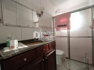 Interior de uma cozinha com armários e bancada em um imóvel no Brasil.
