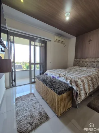 Quarto com cama e ar-condicionado em um apartamento com piso de cerâmica.