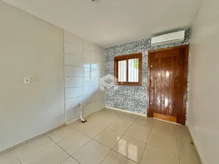 Interior de um ambiente com piso de cerâmica e parede revestida.